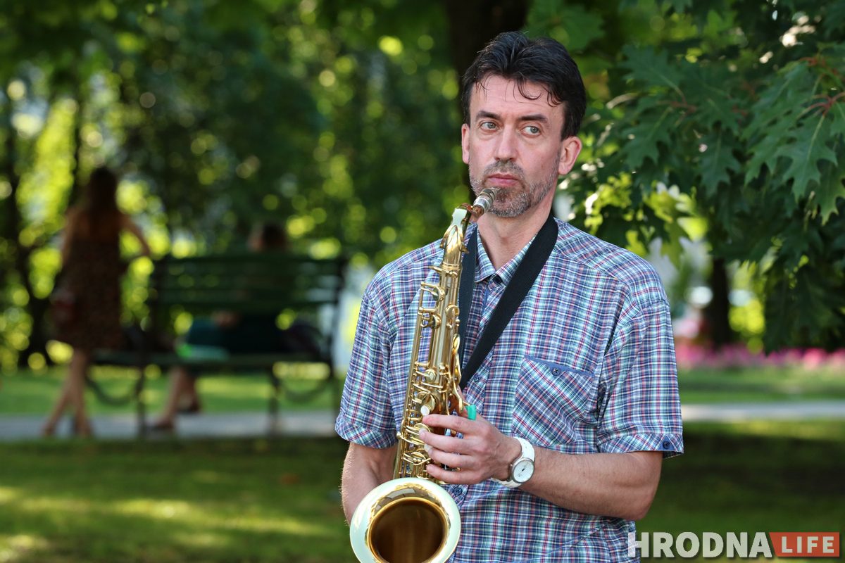 Ради профессионального роста: в центр Гродно вышел играть квартет саксофонистов