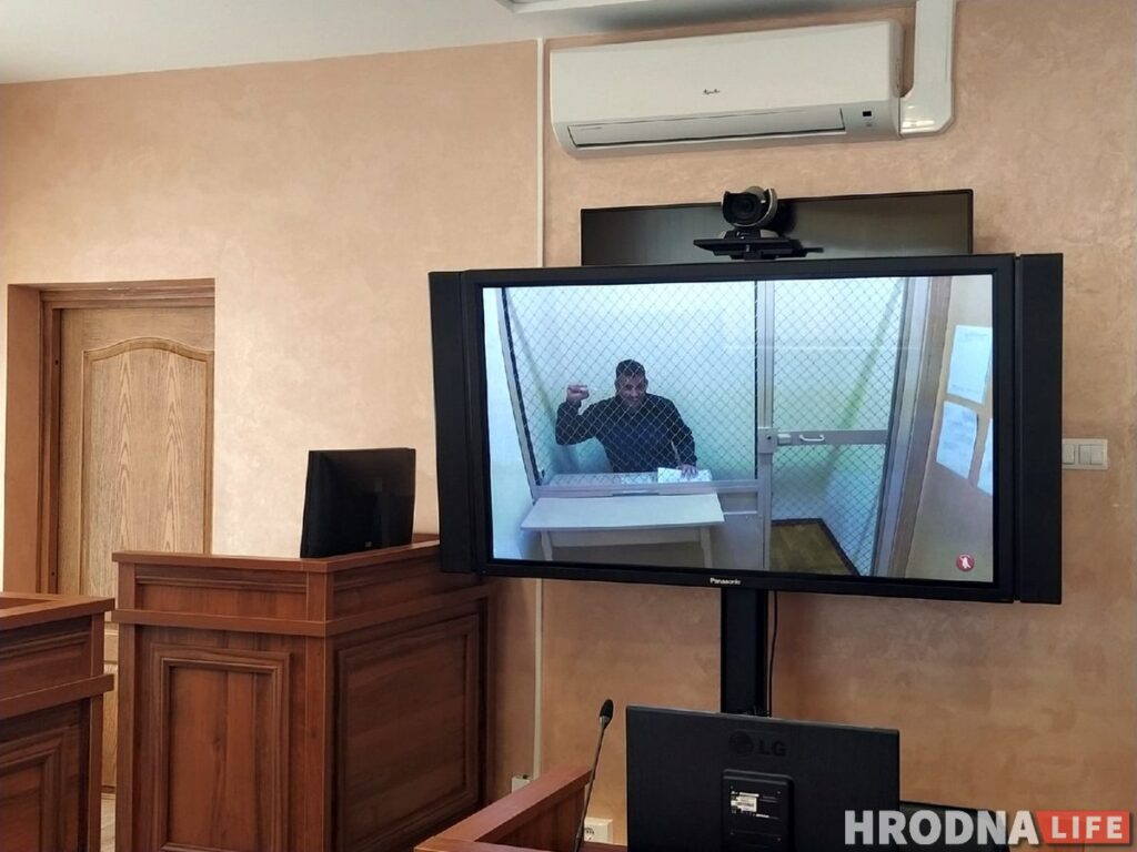 «Не боитесь, что соседи тапками закидают?» Тихановскому на суде в Гродно дали еще 15 суток