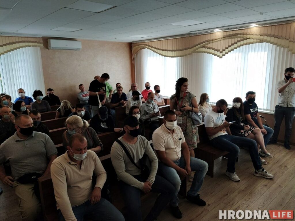 «Не боитесь, что соседи тапками закидают?» Тихановскому на суде в Гродно дали еще 15 суток