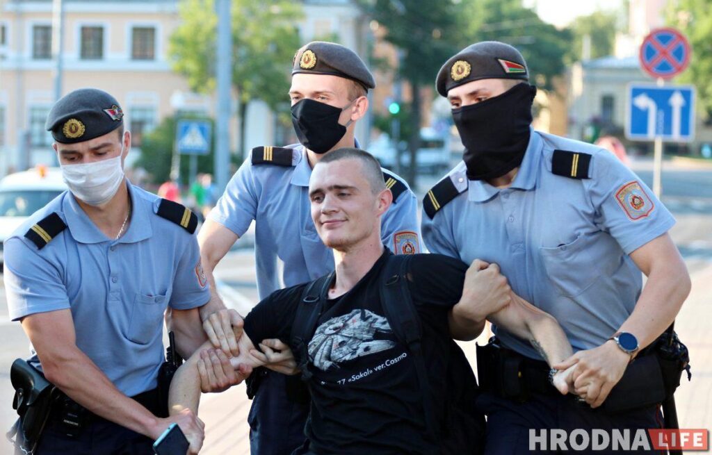 В Гродно началась охота за активистами и волонтерами «Страны для жизни». Их задерживают Снимок иллюстрационный. Фото: Руслан Кулевич