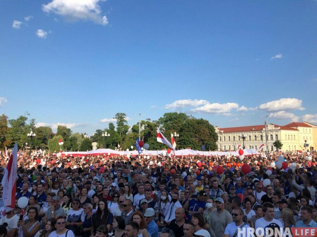 В августе диалог общества с властями проходил на площадях. Сейчас нужна новая форма. Фото: площадь Ленина в Гродно, 14 августа 2020 г.