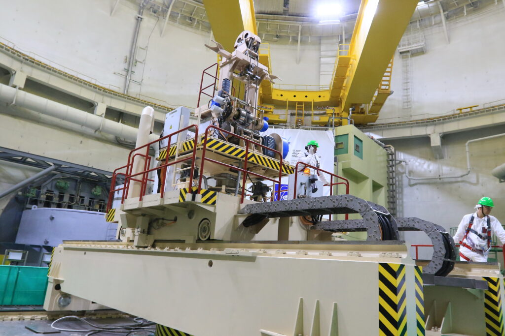 На первом энергоблоке БелАЭС началась загрузка ядерного топлива