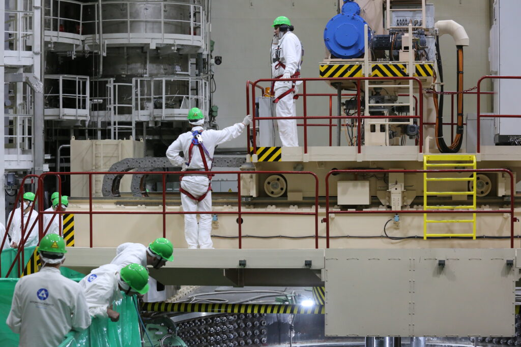 На первом энергоблоке БелАЭС началась загрузка ядерного топлива