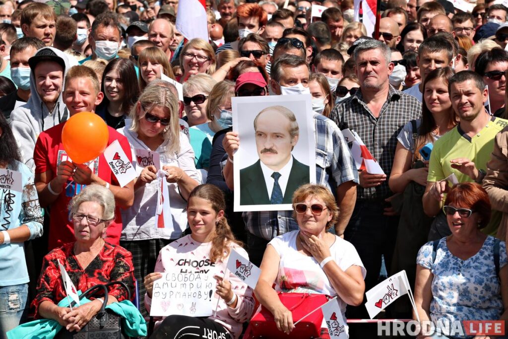 Владимир Соболев с портретом Александра Лукашенко на митинге Светланы Тихановской в Гродно. Фото: Руслан Кулевич