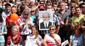 «Мне не хочется разгула национализма». Почему гродненец пришел на пикет Тихановской с портретом Лукашенко