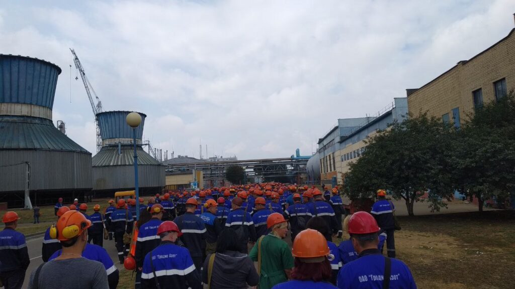 На “Гродно Азот” собираются останавливать цеха: 1000 рабочих собралось на территории предприятия На “Гродно Азот” собираются останавливать цеха: 1000 рабочих собралось на территории предприятия