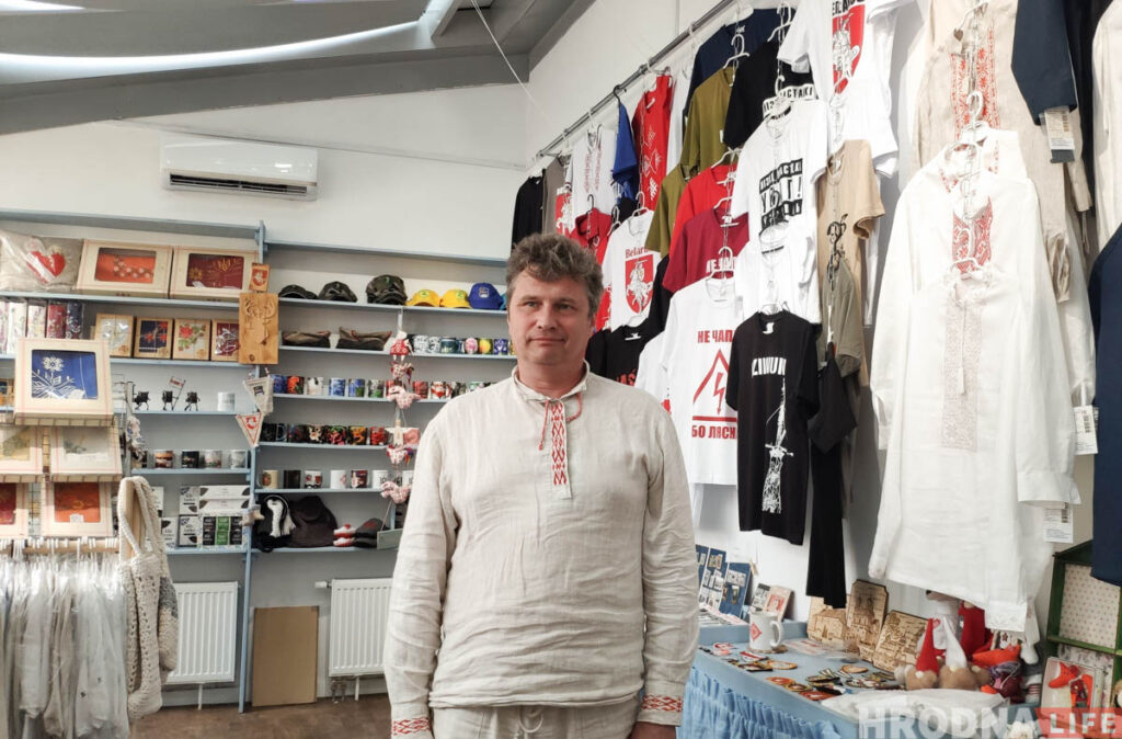 Из гродненского магазина "Адметнасць" изъяли бело-красно-белые флаги и список избирательных участков Из гродненского магазина "Адметнасць" изъяли бело-красно-белые флаги и список избирательных участков