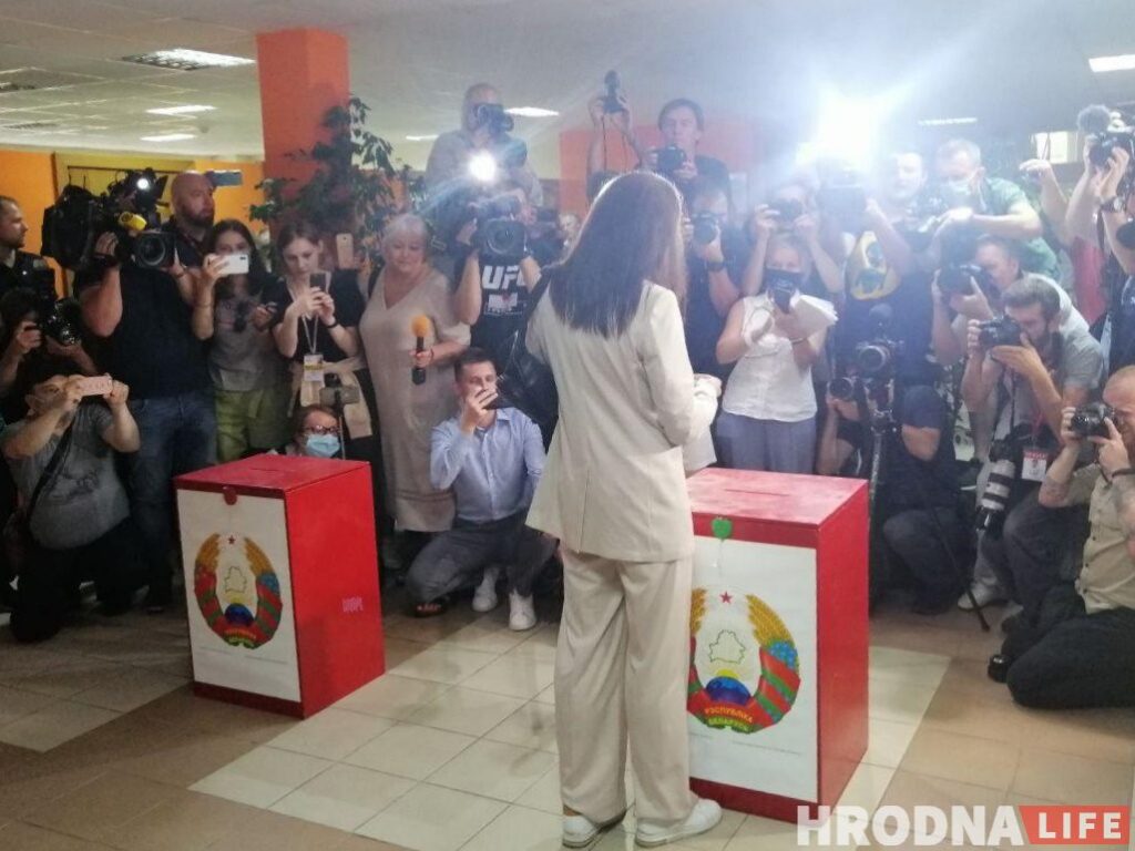 "Очень не хочу повторения 2010-го". Светлана Тихановская проголосовала на выборах президента Светлана Тихановская опускает бюллетень в урну для голосования. Фото: Надежда Вишневская