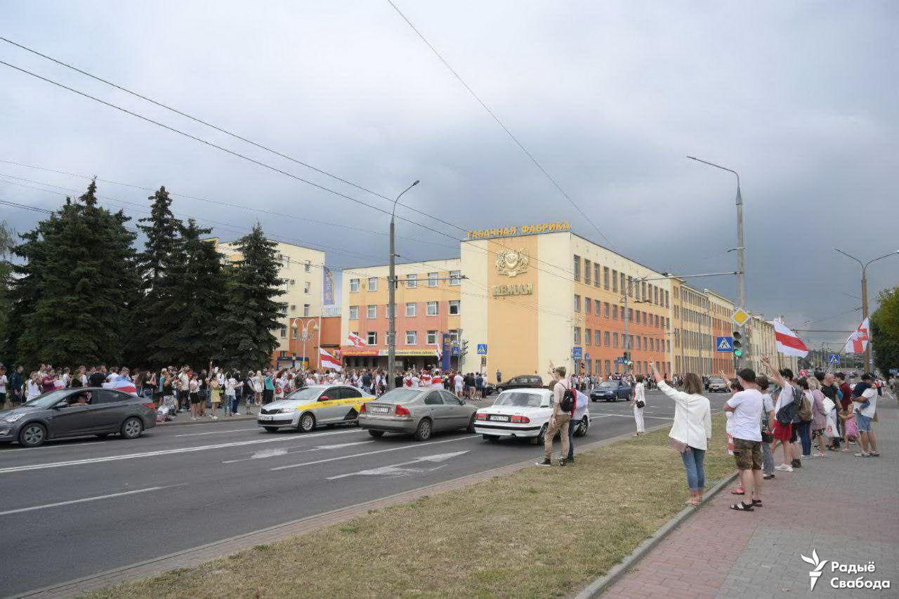 Люди пришли поддержать "табачку" в Гродно. Милиция: это несанкционированная акция