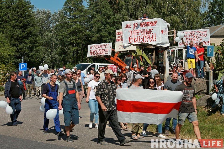 Встречи с мэром, акции солидарности и гигантский флаг: протесты и забастовки в Гродно