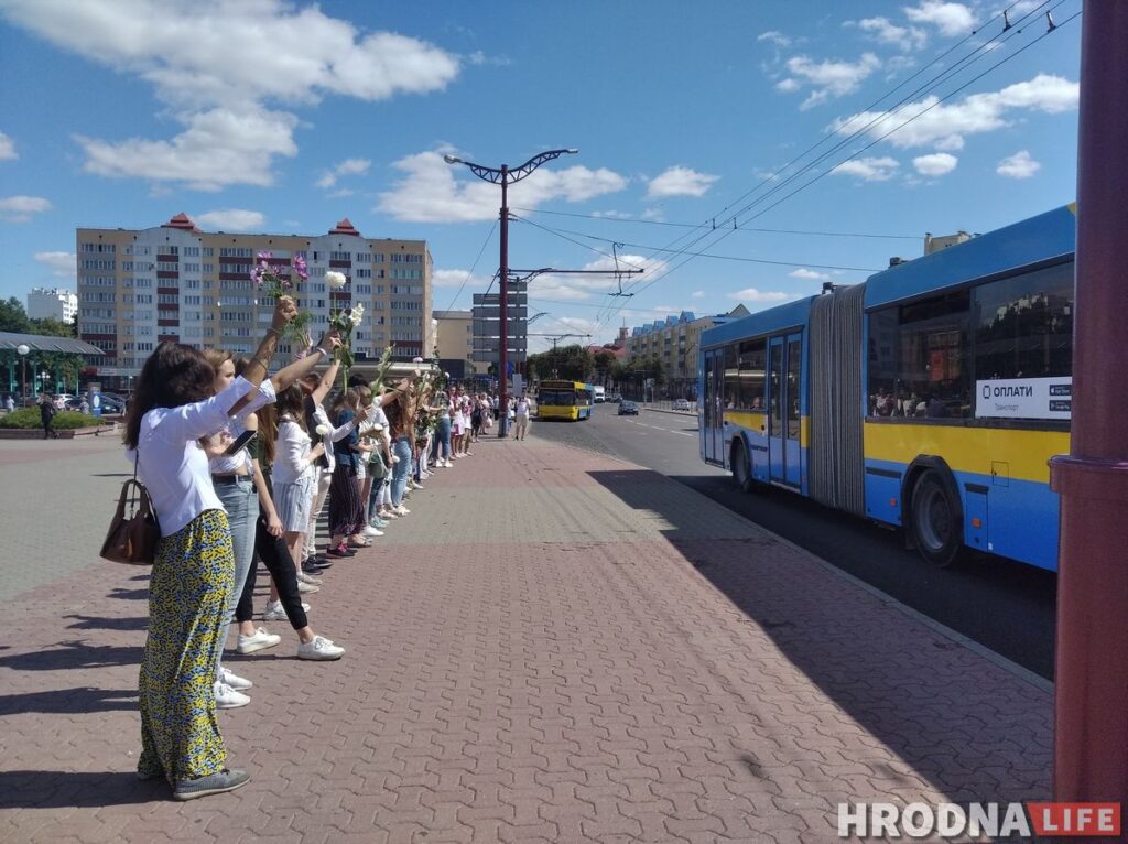 “Будем стоять, сколько получится”. Женщины Гродно вышли в знак солидарности с задержанным