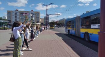 «Будем стоять, сколько получится». Женщины Гродно вышли в знак солидарности с задержанным