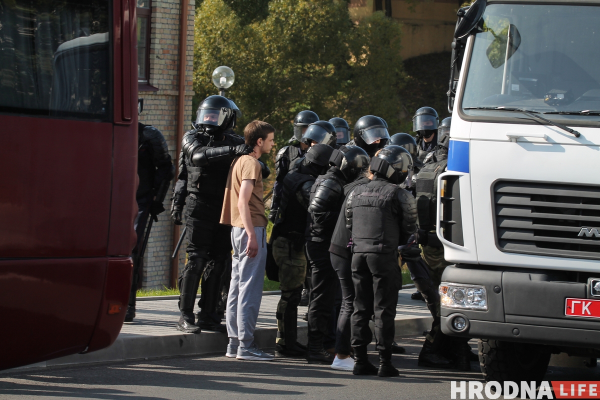 Наступили коленом на шею и душили. Как выглядели задержания в Гродно 20 сентября