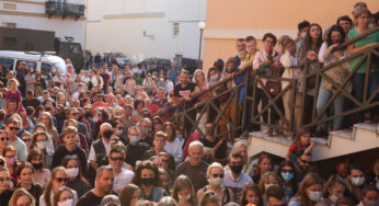 «Если дадут линованную бумагу, пиши поперек». В Гродно актеры закрывшегося театра выступили во дворе