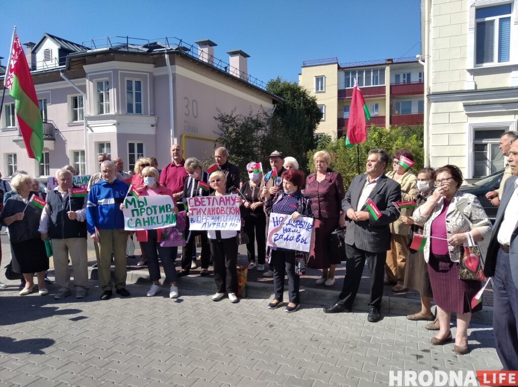 Митинг ветеранов у консульства Литвы в Гродно