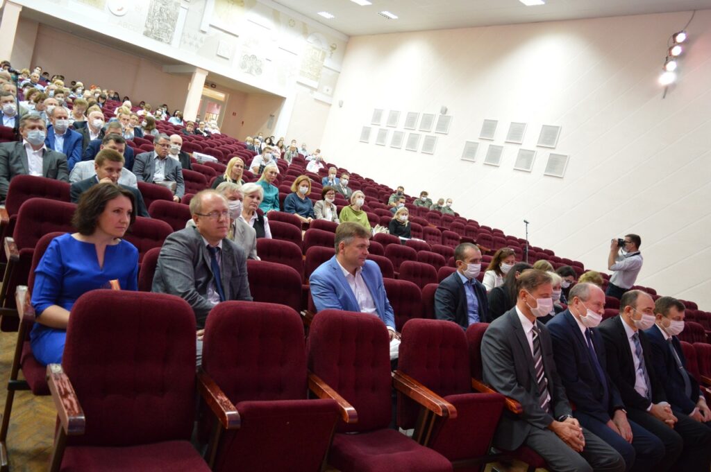 "Изменения решаются не через улицу". Владимир Караник посетил ГрГМУ