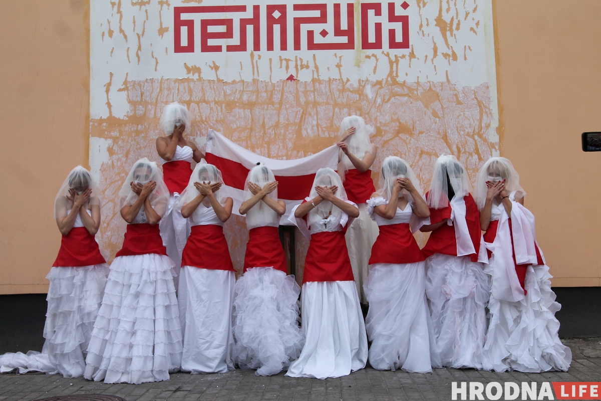 "Символ новой чистой Беларуси". Невесты в бело-красно-белых платьях вышли на акцию в Гродно