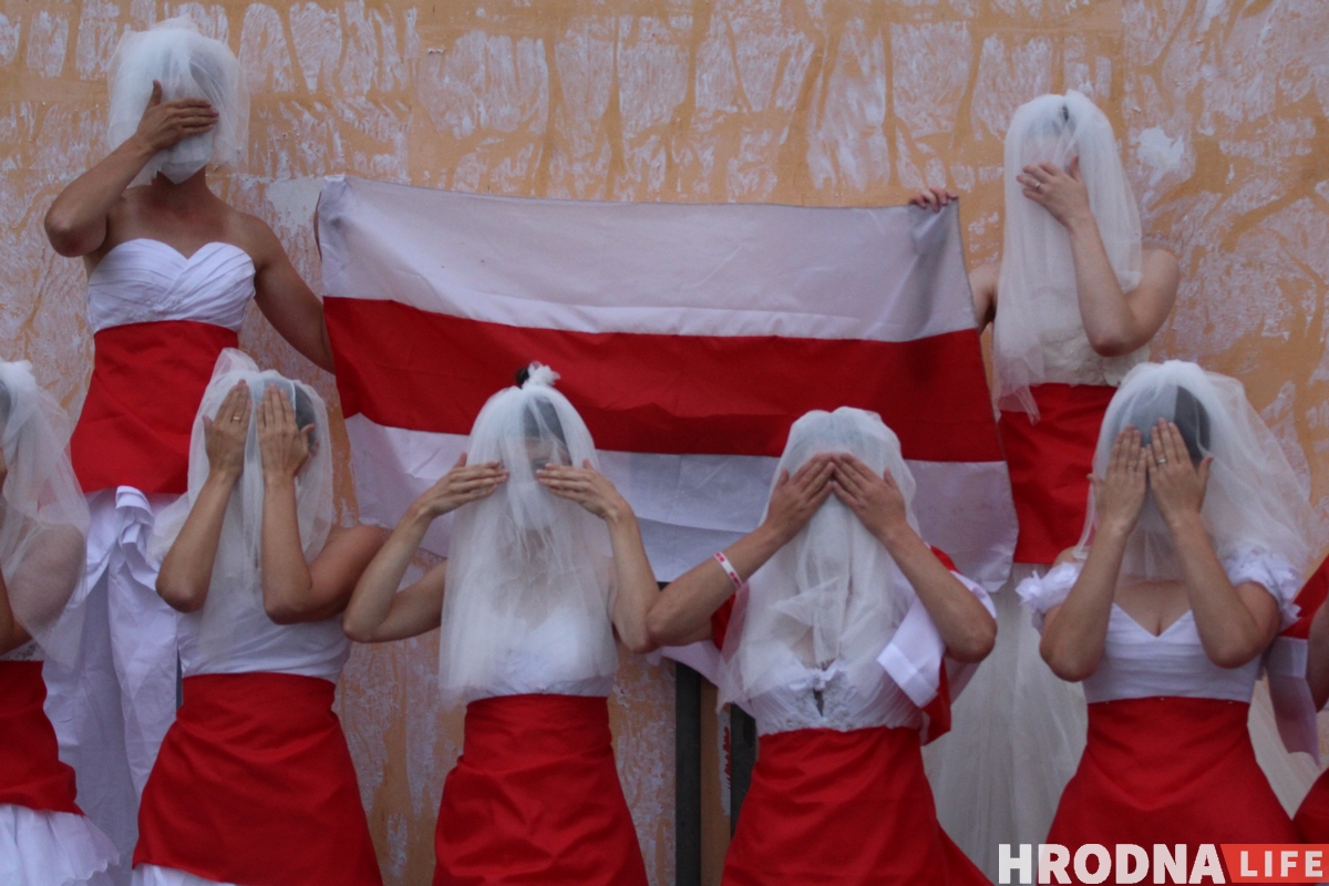 "Символ новой чистой Беларуси". Невесты в бело-красно-белых платьях вышли на акцию в Гродно