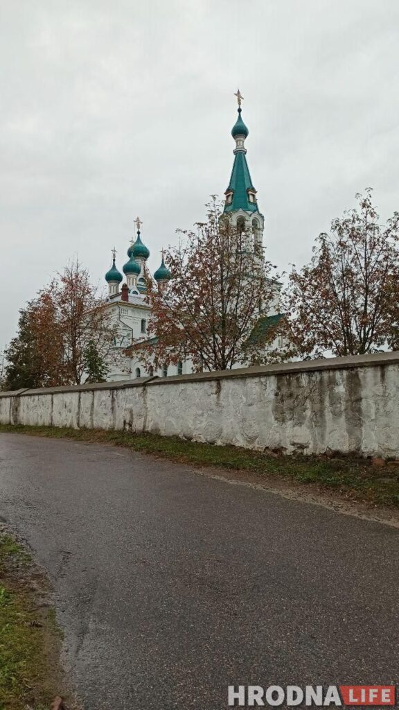 Путешествие под зонтом: замок в Любче, самый старый костел и забытая усадьба – за 1 день и 280 километров