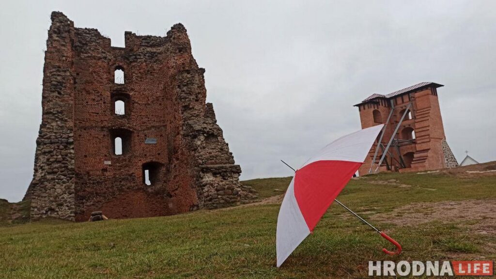 Путешествие под зонтом: замки Любчи и Новогрудка, самый старый костел и музей под открытым небом - за 1 день и 280 километров