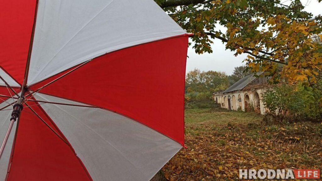 Путешествие под зонтом:  Новогрудский замок, Мурованка Хрептовичей и музей под открытым небом – за 1 день и 280 километров