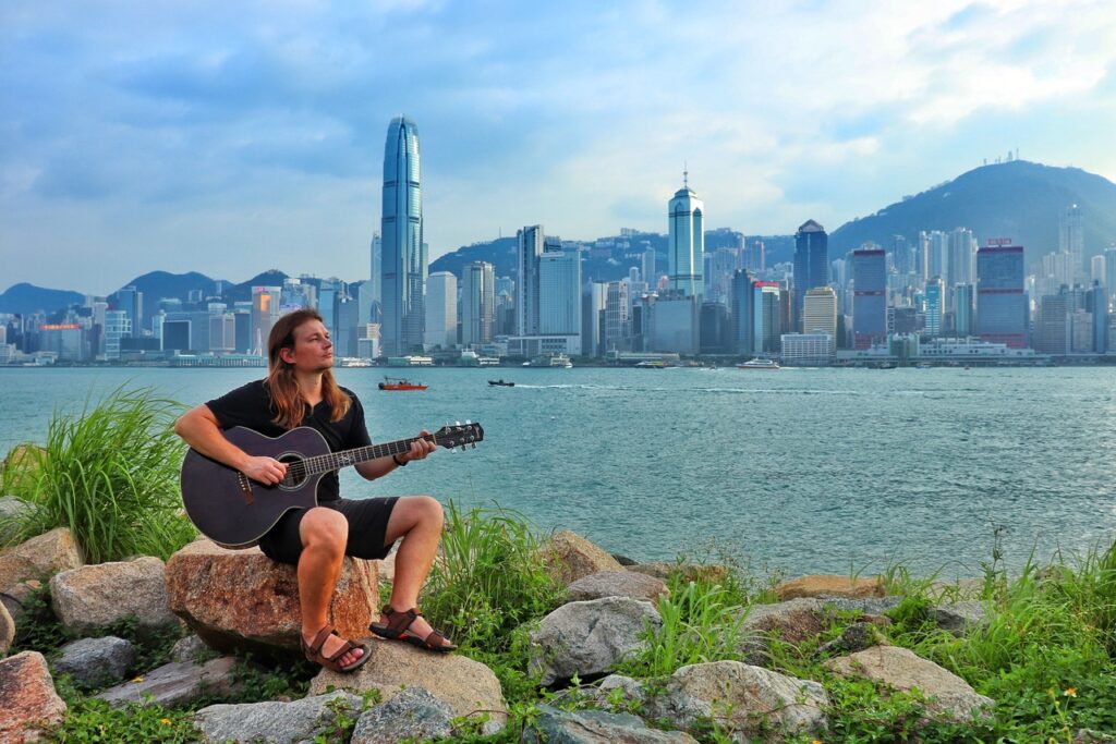 Миграция против алкоголизма. Как уличный музыкант из Гродно застрял в Гонконге и что из этого вышло Миграция против алкоголизма. Как уличный музыкант из Гродно застрял в Гонконге и что из этого вышло