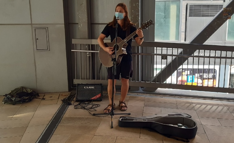 Миграция против алкоголизма. Как уличный музыкант из Гродно застрял в Гонконге и что из этого вышло