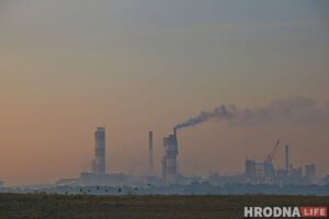 Гродненские власти объяснили, почему ремонтировать дорогу в снегопад это ОК