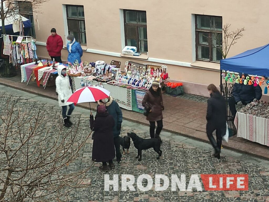 Гродно 20 декабря: прохожие в красно-белом и точечные задержания