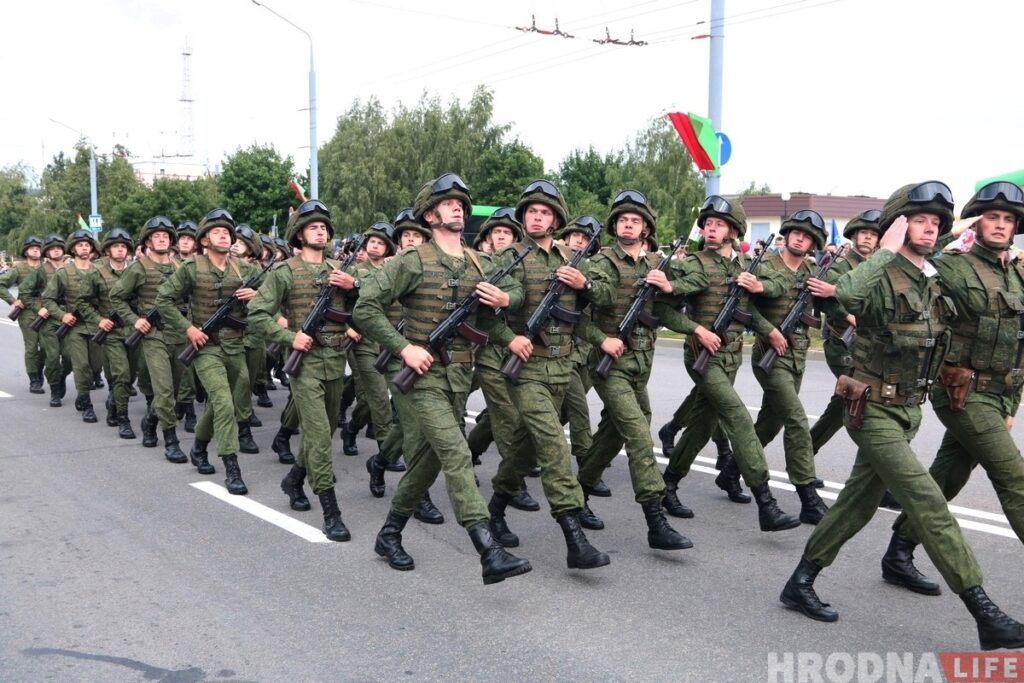 Военнослужащие Гродненского гарнизона во время парада 3 июля. Фото: Руслан Кулевич