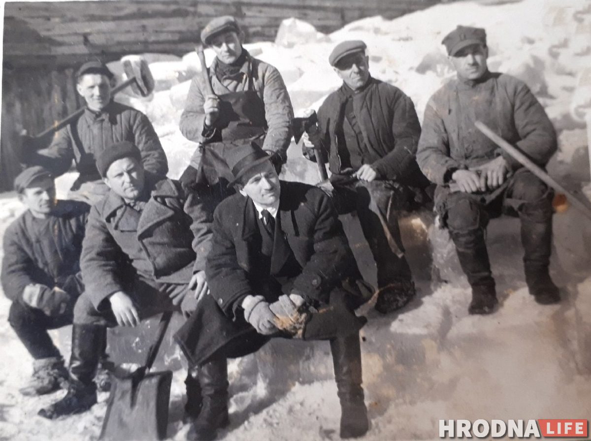 послевоенный Гродно / Гродненцы, которые заготавливали лед для пивзавода, 1940-е гг. Фото из архива семьи Далькевич