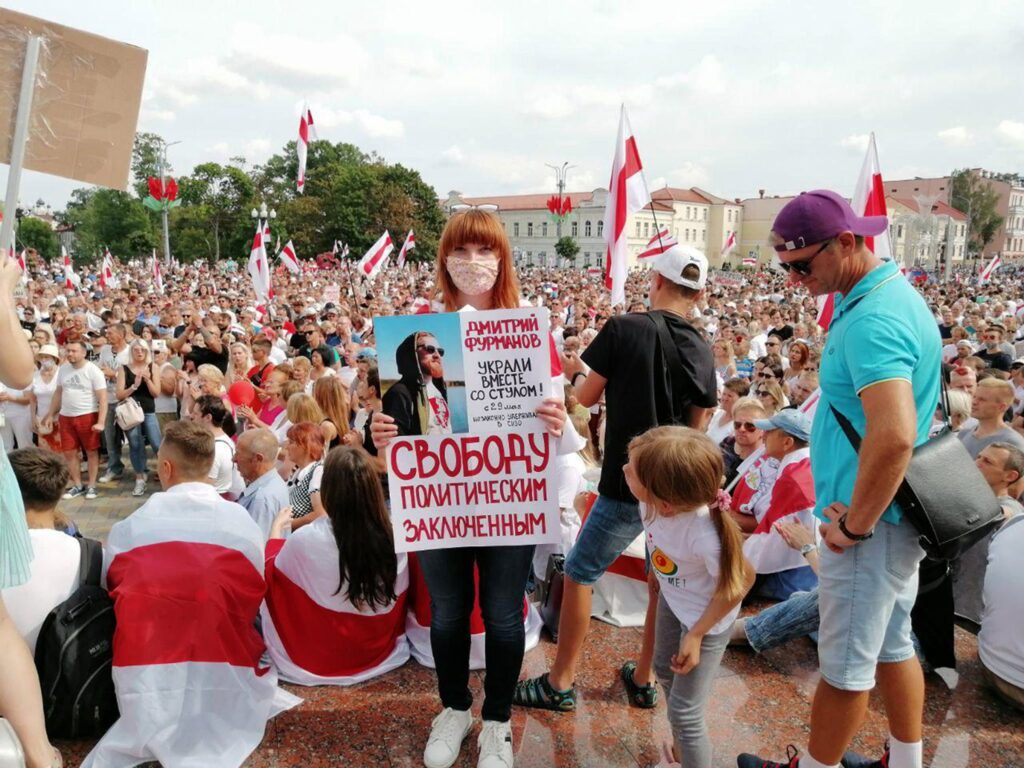 В центре фото с плакатом - Ольга Корякина, девушка политзаключенного Дмитрия Фурманова. В сентябре в целях безопасности она уехала из Беларусь в Литву.