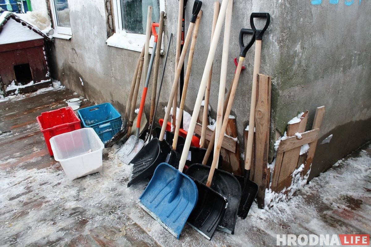Волонтерам подарили много лопат. Теперь они готовы к любому снегопаду
