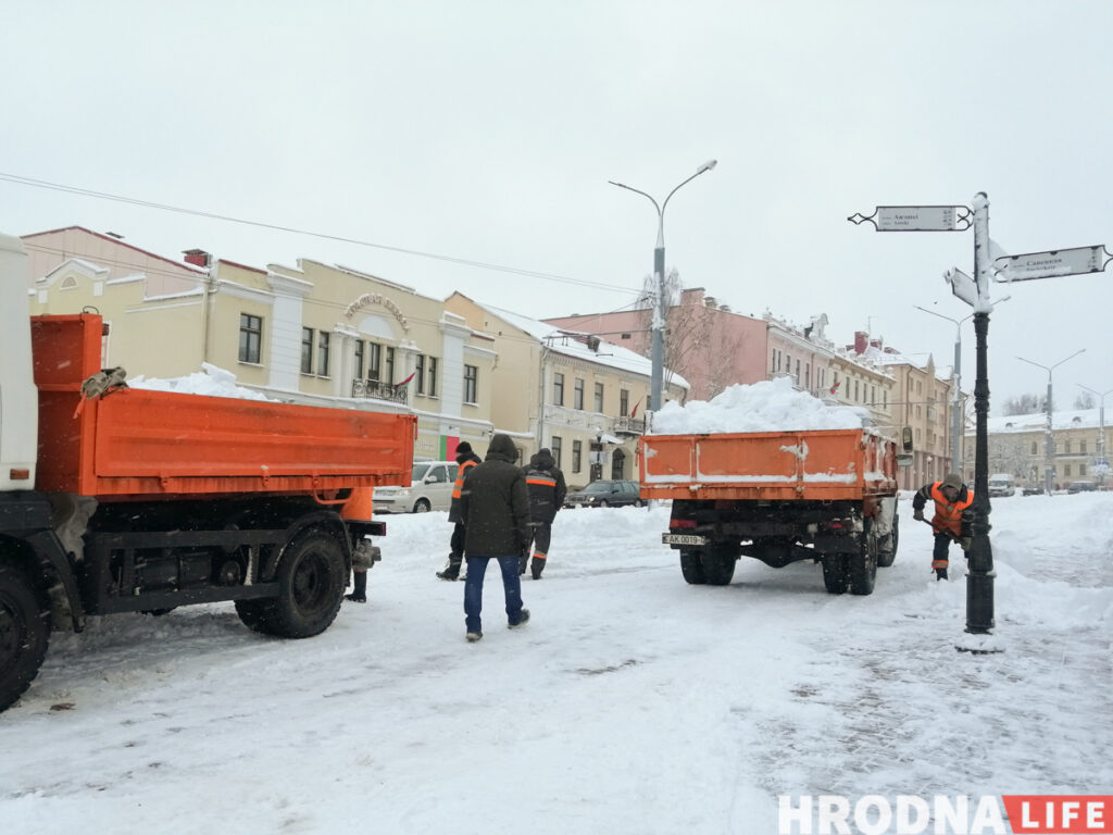 «Нереально убрать снег в течение дня-двух, если он сутками падает». На улицы Гродно высыпали около 500 тонн противогололедных реагентов