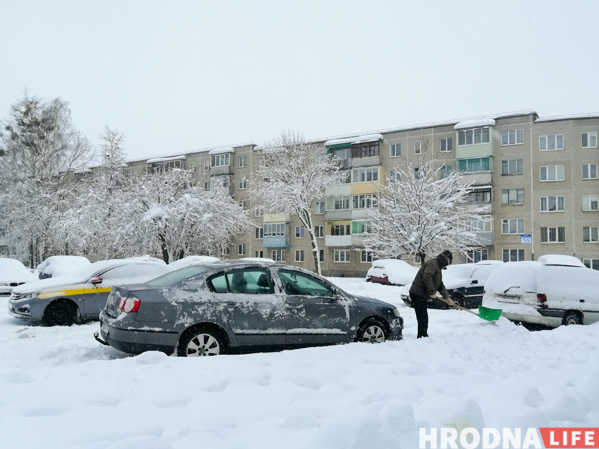 «Нереально убрать снег в течение дня-двух, если он сутками падает». На улицы Гродно высыпали около 500 тонн противогололедных реагентов