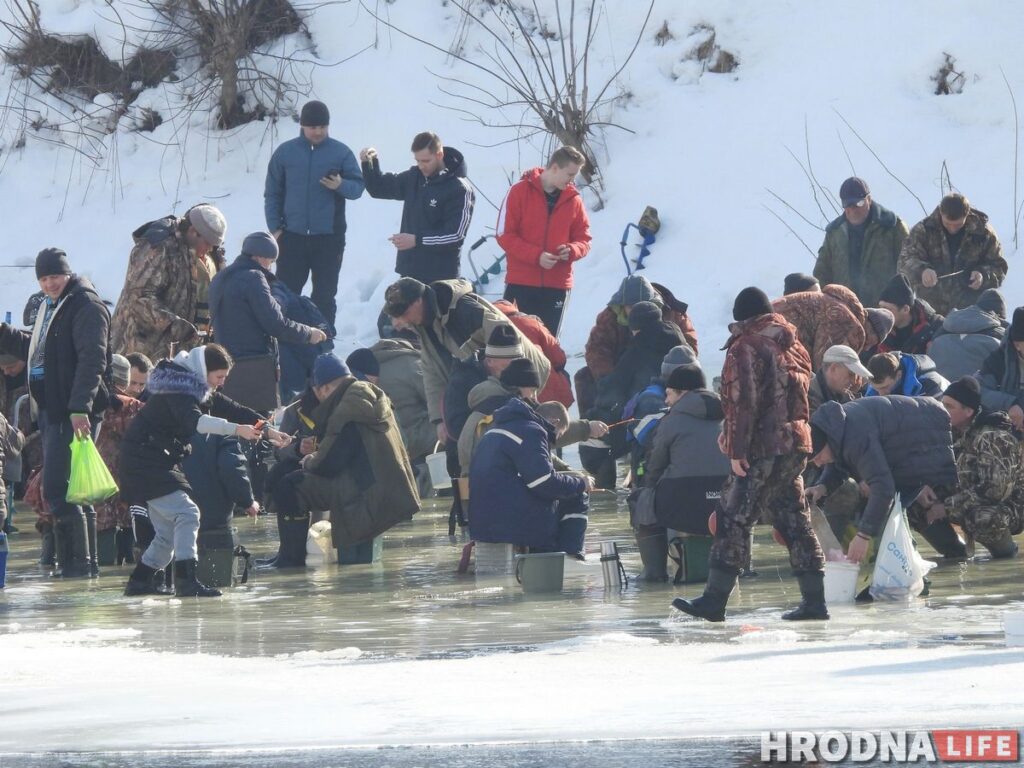 Рыбного места больше нет. На Немане спасатели распилили лед, чтобы рыбаки не утопились