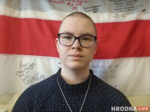 Отчисленная студентка из Гродно побрилась налысо в поддержку политзаключенных Отчисленная студентка из Гродно побрилась налысо в поддержку политзаключенных. Маргарита Шиша после участия в флешмболе