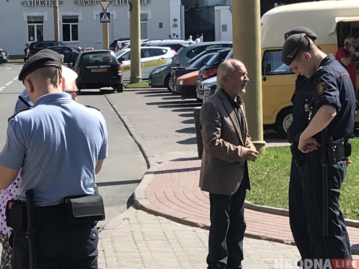 Уличный музыкант Станислав "Свистун" разговаривает с милицией в 2019 году. Фото: Hrodna.life