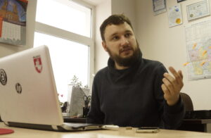 Главный редактор Hrodna.life Алексей Шота на редакционной планерке в 2017 году