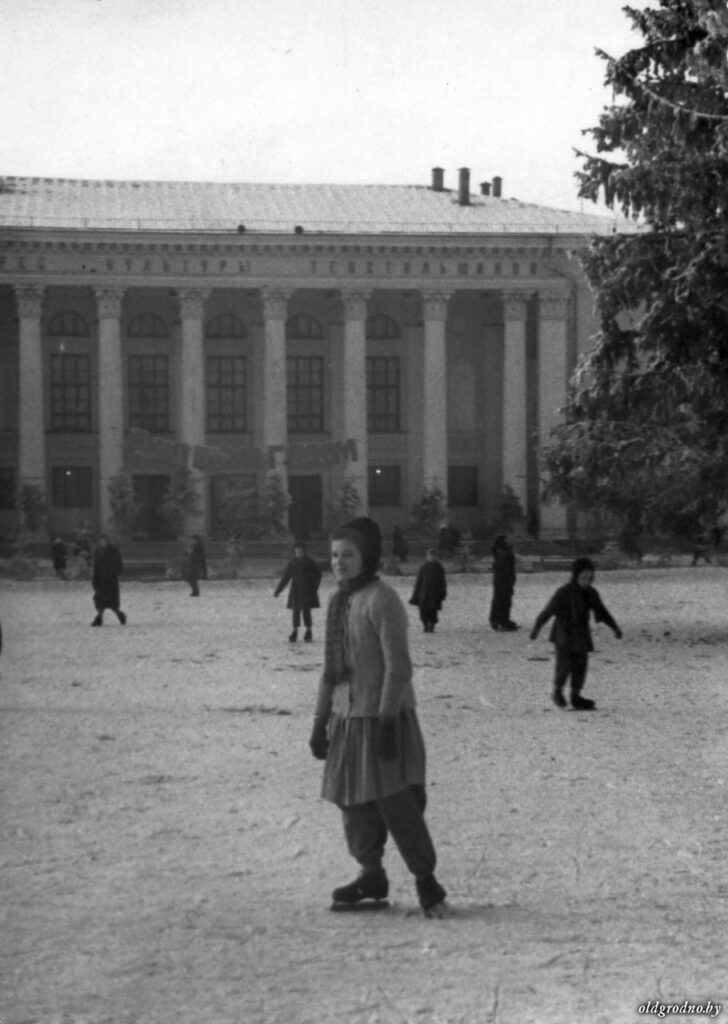 Каток на Советской площади в Гродно. 1960-е годы