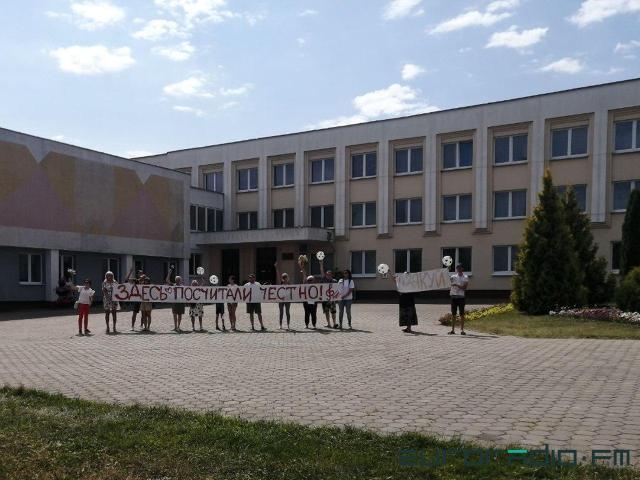 Плакат "Здесь посчитали честно" возле музыкального колледжа в Гродно. Фото: euroradio.fm
