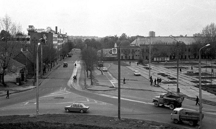 Улица Горновых в районе "Пьяного угла" в самом начале 1970-х гг. Бывшего отеля уже нет. Он стоял примерно там, где виден грузовик. Фото Натальи Дорош