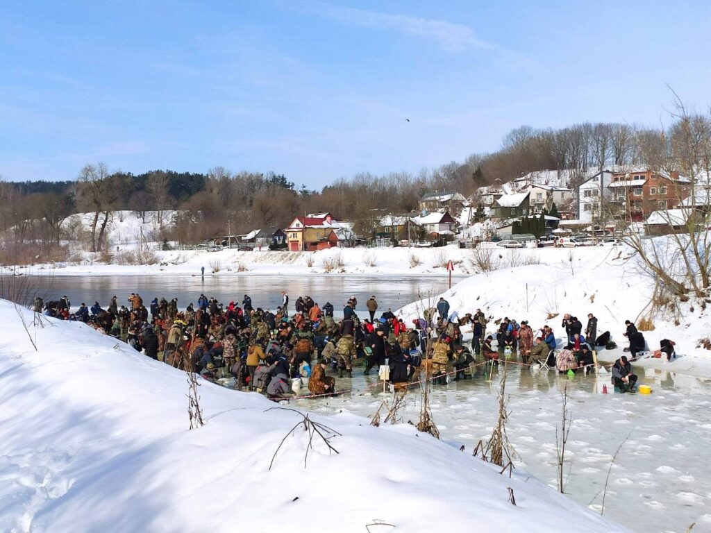 Рыбного места больше нет. На Немане спасатели распилили лед, чтобы рыбаки не утопились