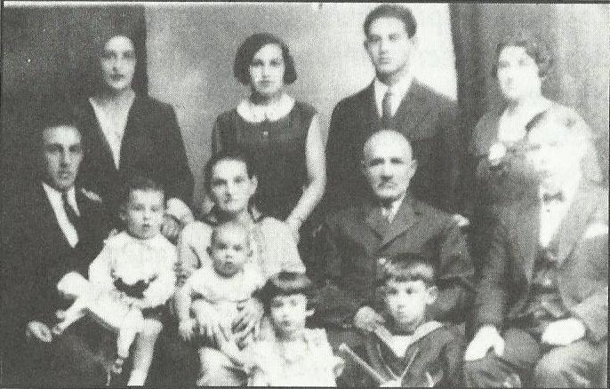 Семья Харольда в Гродно. Сам Харольд сидит у отца на коленях. Фото из архива Харольда Гордона 