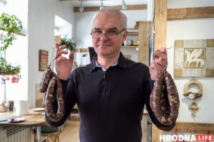 Александр Сильванович в своей квартире на улице Карла Маркса. Фото: Иван Цыркунович