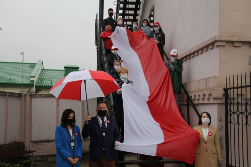 Члены Союза поляков вместе с консулом Польши Ярославом Ксенжеком у офиса Союз поляков. Фото: znadniemna.pl