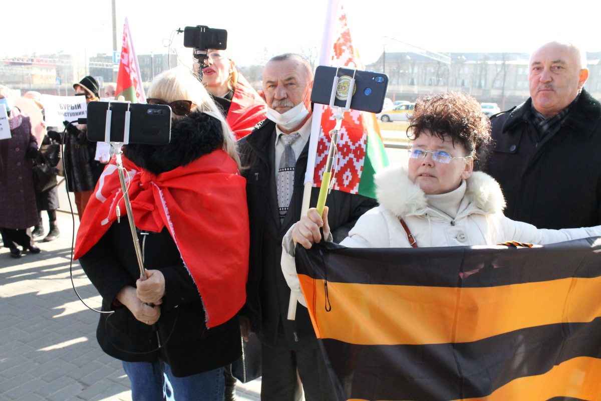 Коммунисты, НОДовцы и Белая Русь митинговали возле Генконсульств Польши и Литвы в Гродно. Власти разрешили