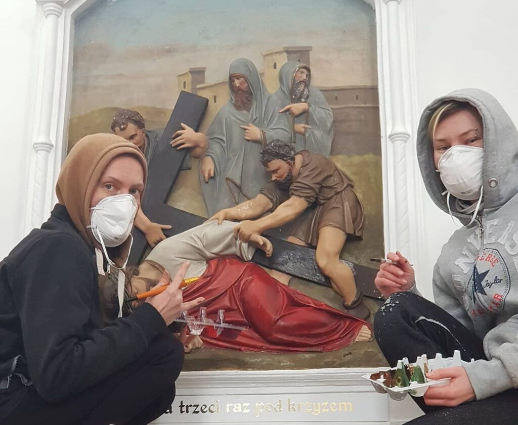 Тату-мастер из Гродно помогла восстановить барельефы и панно в костеле