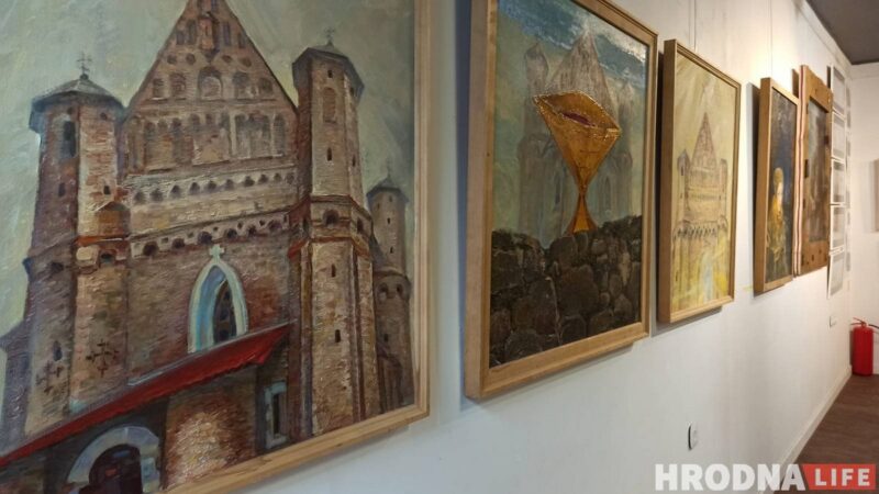 На выставке показаны работы Алеся Пушкина разной тематики и разных лет.
