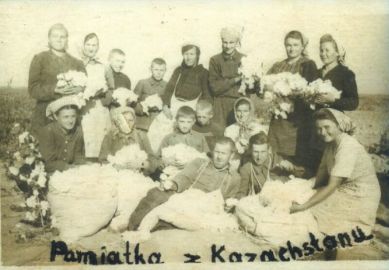 Вывезенные в Казахстан. Фото из архива семьи Яблонских